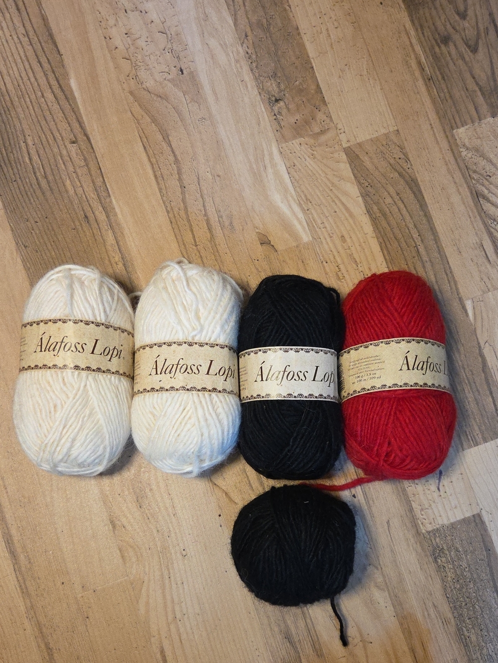 NEW Alafoss Lopi 4 Rolls Made In Iceland 100% Wool Red Cream Black Bonus Roll